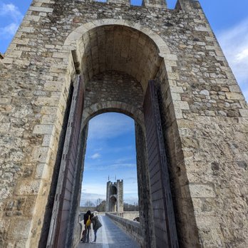Puente de Besalú - Landmarks & Historical Buildings Near Me - Besalú, GI