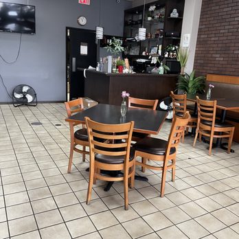 Pen Thai - a restaurant with tables and chairs - Thai Near Me - Mount Prospect, Illinois