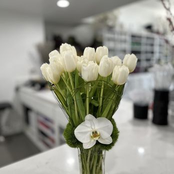 Apropos Floral & Event Design - White tulips - Florists Near Me - Beverly Hills, California Apropos Floral & Event Design - White tulips - Florists Near Me - Beverly Hills, California