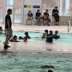 九龍公園游泳池 - 未到暑假，泳池內的泳客人數不算多