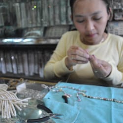 El Asia Pearl Shop - You can watch as this worker assembles a necklace or bracelet made of pearls.