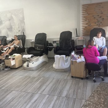 Del Mar Nail Bar - Massage chairs and very clean and spacious area - Nail Salons Near Me - Del Mar, California