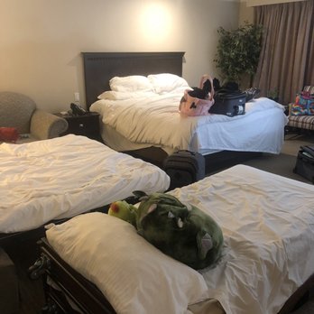 Coast Burbank Hotel - Crowded beds in a suite - Hotels Near Me - Burbank, California