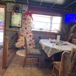 Opie's Pizza - Nice family area for pizza night