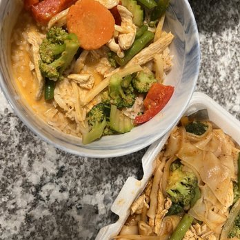 Gummlai Thai - Red curry and drunken noodle - Thai Near Me - Willow Grove , Pennsylvania Gummlai Thai - Red curry and drunken noodle - Thai Near Me - Willow Grove , Pennsylvania
