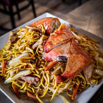 Palm Court - Chicken Chow Mein with Chicken on Top - Caribbean Near Me - Oshawa, Ontario