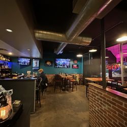 Walter's303 Pizzeria & Publik House - Bow Mar - This is the area to the right of the entrance. It has a secondary dining area, drinking at the bar and a front desk for food pickup.