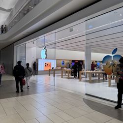 Apple Del Amo - Front of the store
