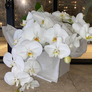 Roberto Gonzalez Flowers - Beautiful floral arrangement - Floral Designers Near Me - Chicago, Illinois