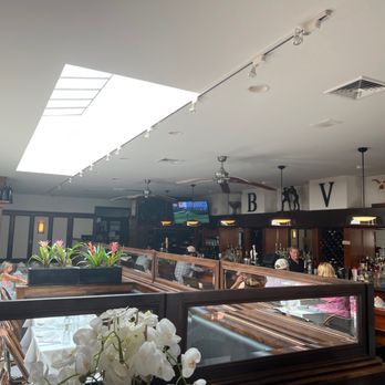 Bobby Van's Steakhouse - the dining area - Steakhouses Near Me - Bridgehampton, New York