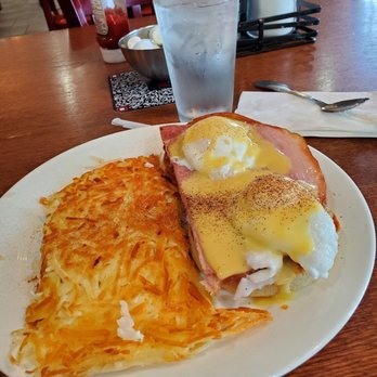 The Jagged Fork - Traditional eggs Benedict with hash browns - Breakfast & Brunch Near Me - Grosse Pointe, Michigan
