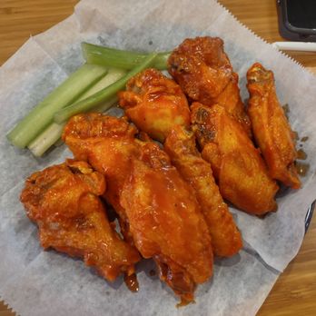 Johnny Rockets - My boyfriend's hot wings - Diners Near Me - Kapolei, Hawaii
