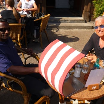 Coffee Shop Celle - Nette Gäste, nette Bedienung, also angenehme Atmosphäre vor dem Coffee Shop. Der Tabrella hält die Getränke vor der Sonne - Coffee & Tea Near Me - Celle, NI