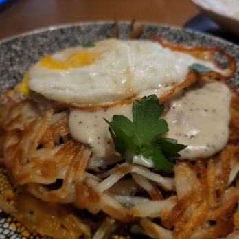 HIDE+SEEK - Short Rib Hash - Sunny side up egg, piquillo pepper, red wine jus, rosemary mornay - New American Near Me - Chicago, Illinois