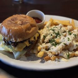 Beach Store Cafe - Cheeseburger with Greek fries