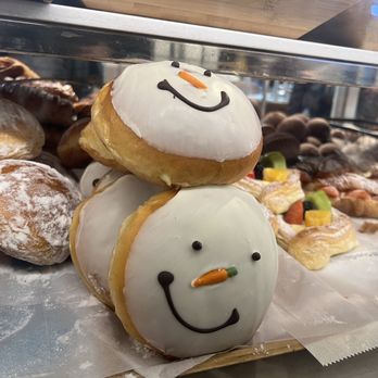 Paris Baguette - Snowman King Cream Donut - Coffee & Tea Near Me - New York, New York Paris Baguette - Snowman King Cream Donut - Coffee & Tea Near Me - New York, New York