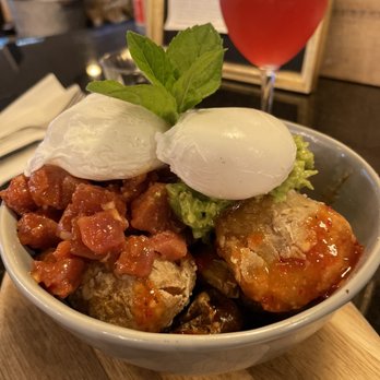 Queens Breakfast Cocktails - Spicy ahi tuna crudo skillet - Cocktail Bars Near Me - Calgary, Alberta