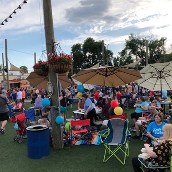 9 Mile Garden - Their are at least 2,000 people here and 6 employees. - Food Trucks Near Me - Afton, Missouri 9 Mile Garden - Their are at least 2,000 people here and 6 employees. - Food Trucks Near Me - Afton, Missouri
