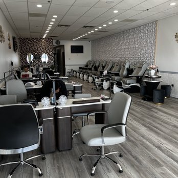 Daisy Nails - Nail Salons Near Me - Carmel, Indiana