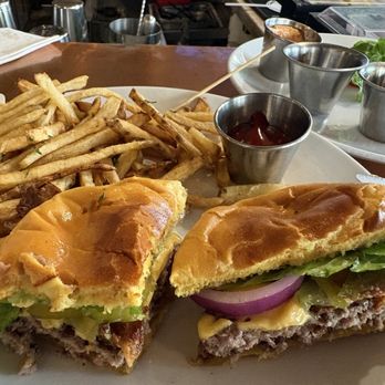 The Moonshiners Southern Table + Bar - Bacon cheeseburger - Southern Near Me - Houston, Texas