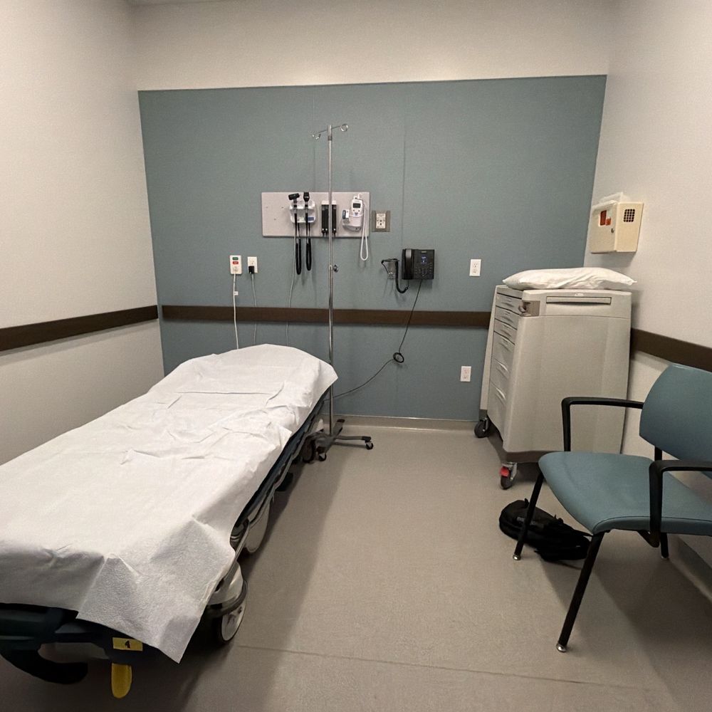 Simple clean room. Enough space for a single patient with guest and doctor. Simple clean room. Enough space for a single patient with guest and doctor.