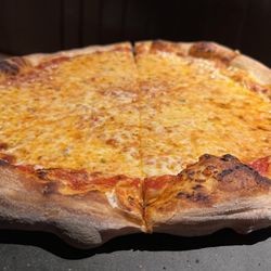 Red’s Kitchen + Tavern - Cheese pizza. Very good. 13$. Served with pepper flakes and Parmesan.