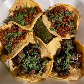 La Cocina de Roberto - Street tacos (carne asada x2, chorizo x3); beneath the beauties are charred onions and a jalapeño. - Mexican Near Me - The Woodlands, Texas La Cocina de Roberto - Street tacos (carne asada x2, chorizo x3); beneath the beauties are charred onions and a jalapeño. - Mexican Near Me - The Woodlands, Texas