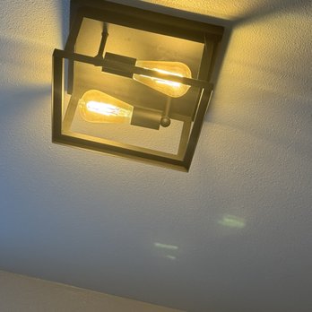 Super 8 by Wyndham - Oceanside - Edison styled light bulbs have a dim soft yellow hue for room illumination.  This is the main ceiling light fixture - Hotels Near Me - Oceanside, California