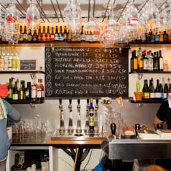 Les Trois 8 - 8 bières artisanales sont en rotation permanente sur nos tireuses et plus de 100 références sont disponibles en bouteille.