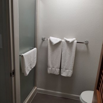 Maui Beach Hotel - The bathroom........... - Hotels Near Me - Kahului, Hawaii Maui Beach Hotel - The bathroom........... - Hotels Near Me - Kahului, Hawaii