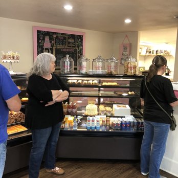 Ronatta's Cakery - There was Aline of 6 people, and several window shoppers -- trying to decide! - Bakeries Near Me - Orofino, Idaho