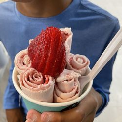 Bubbles07 - Beachwood - Strawberry rolled ice cream