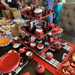 a table full of cupcakes and cupcakes