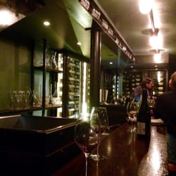 La Cave - Au bar (avec Vincent à l'écoute d'un client au fond)