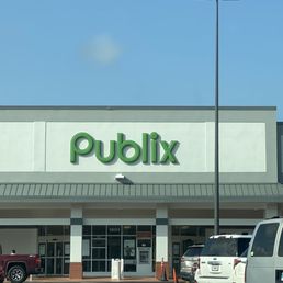 the front of a publix store the front of a publix store