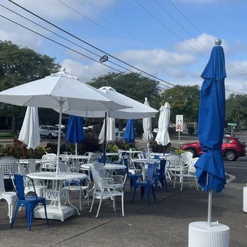 Sprinkles - Patio seating - Ice Cream & Frozen Yogurt Near Me - Roseville, Minnesota