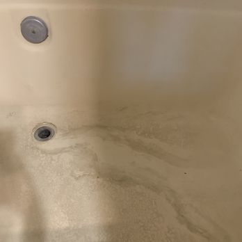 Grey Squirrel Resort & Vacation Rental Homes - Dirty bathtub - Big Bear Lake, CA