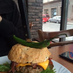 UkkoMetso - AkkaMetso chicken burger