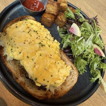 Earls Kitchen + Bar - Brunch steak and eggs - Cocktail Bars Near Me - Plano, Texas