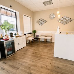Bigfoot Massage - Bright and clean reception and waiting area where guests can relax before their massage.