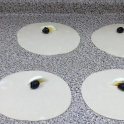 Manos de Monje - Primer paso para preparar empanadas de pino.
