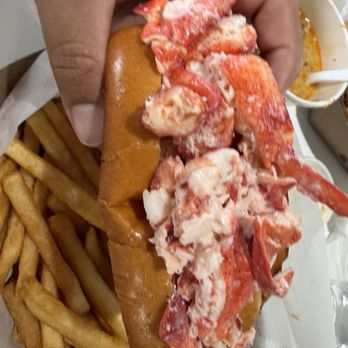 Bob's Clam Hut - Lobster Roll w/ mayo - Seafood Near Me - Kittery, Maine