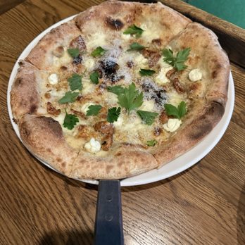 Paddle and Par - White ricotta pizza - Pickleball Near Me - Beverly Hills, Michigan