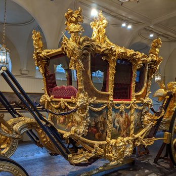 The Royal Mews - Coach display - Museums Near Me - London, XGL