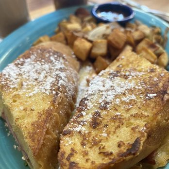 Tower Cafe - Tower Monte Cristo - Breakfast & Brunch Near Me - Sacramento, California