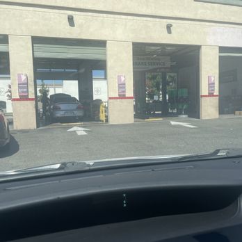Jiffy Lube - Getting an oil change - Auto Repair Near Me - Moorpark, California Jiffy Lube - Getting an oil change - Auto Repair Near Me - Moorpark, California