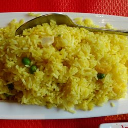 Le Dragon d'Europe - Riz au curry et au poulet (avec UN morceau de poulet)