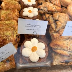 maman - Vanilla mango croissant roll