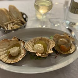 Al Capitello - Scallop appetizer and a Veneto white wine.