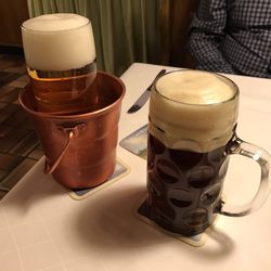 Gasthof Rössle - Rechts ein schwarzes Bier und links ein Bier mit warmen Wasser drum herum. Soll bei Erkältungen helfen :)